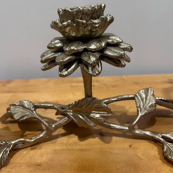 Luxurious Gold Floral Candle Holder - Picture 3 of 9